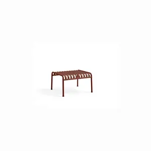 Rød ottoman med rektangulært slatted design og fire ben, fremstillet i jern.