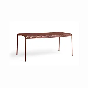 Stort, minimalistisk bord fra HAY's Palissade-serie i jernrød med slatted design og slanke ben.