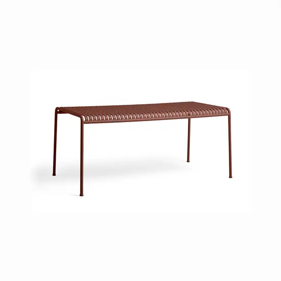 Stort, minimalistisk bord fra HAY\'s Palissade-serie i jernrød med slatted design og slanke ben.