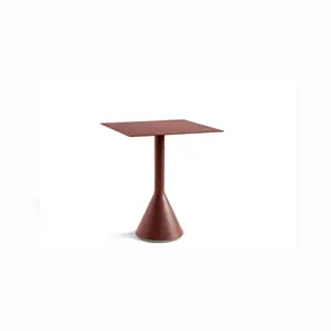 Firkantet havebord med konisk base i jernrød. Minimalistisk design og ensartet farve.