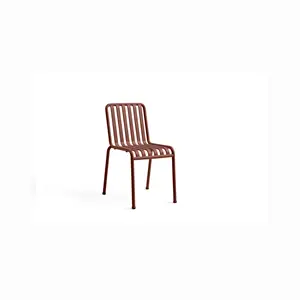 Minimalistisk rød havestol med lameldesign, buet ryg og fire ben fra HAY's Palissade-serie.