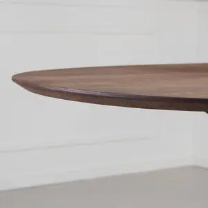 Oval træbordplade i mørk eg med afrundet kantprofil, viser tykkelse og elegant design.