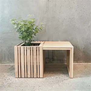 Træbord med indbygget plantekasse og grøn plante, minimalistisk design i naturlig asketræ.