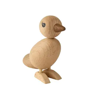 Træfugl med rund krop, lille hoved og spids næb, naturtræsfinish, 13x11 cm.