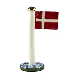 Dekorativ Dannebrog på hvid stang med guldtoppet og rund base dekoreret med blå blomster.