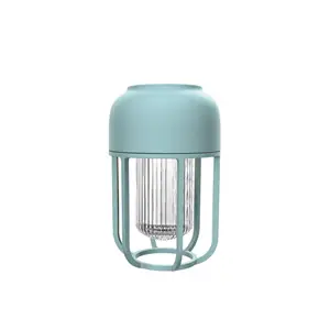 Kompakt udendørslampe i isblå, cylinderformet med rund top og klar glassektion til lysspredning.