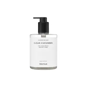 Hvid flaske med sort pumpe, teksten "CLEAN CUCUMBER" og "blomus" på etiketten.
