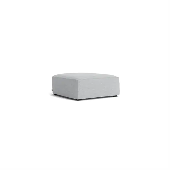 Lys grå kvadratisk ottoman med afrundet top, moderne design uden synlige mønstre.