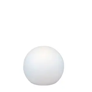 Hvid kugleformet solcellelampe fra New Garden, kendt som Buly Lampe, med en diameter på 40 cm.
