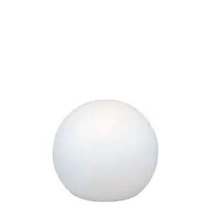 Rund solcellelampe, glat hvid overflade, minimalistisk design, 50 cm i diameter.