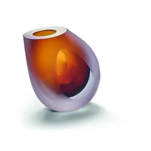 Moderne vase i ravfarve med glat, buet form og mat finish. Åbning øverst.
