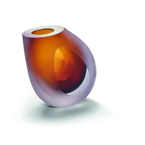 Moderne vase i ravfarve med glat, buet form og mat finish. Åbning øverst.