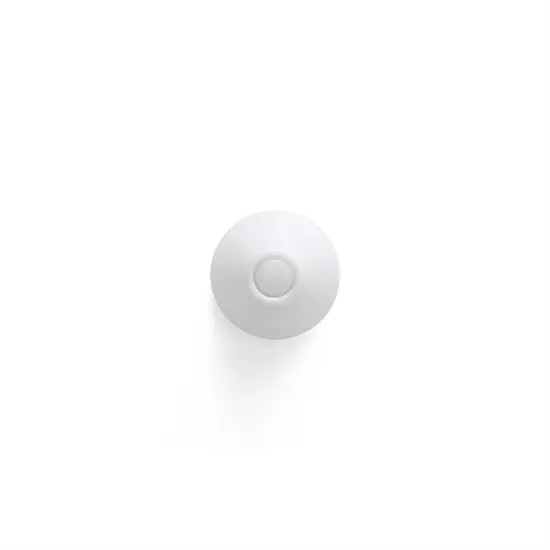 Rund lampe med hvid opal finish monteret fladt mod væg, set forfra mod hvid baggrund.