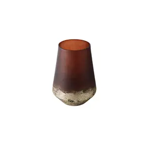 Brun vase med bred åbning, mørk top og gylden, rustik bund. Kan bruges som lanterne eller potte.