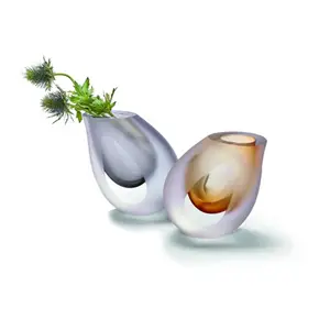 To røgfarvede, glatte dråbeformede vaser. En med åbning til blomster. Glas, moderne design.