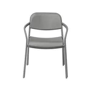 Grå armstol med buet ryglæn og armstøtter, moderne og minimalistisk stil, set forfra.