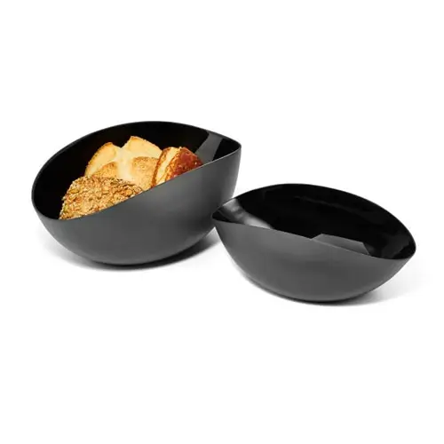 To matchende sorte brødkurve, en større fyldt med brød. Moderne design med skrå topkant.