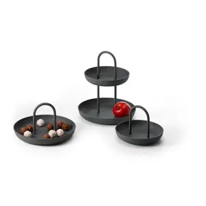 Tre sorte tallerkener med håndtag; én med æble, én med kugler, én to-etagers. Moderne design.