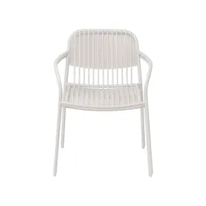 Armstol med buede armlæn, parallelle tråde i sæde og ryglæn. Farve: silkegrå.