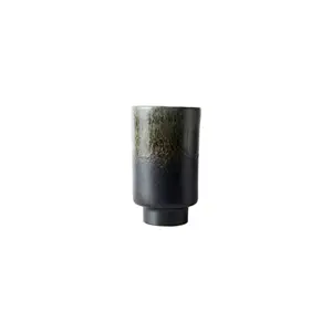 Cylindrisk vase i skovgrøn med glat, blank overflade. Farveskift fra mørk bund til lysere top.