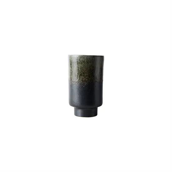 Cylindrisk vase i skovgrøn med glat, blank overflade. Farveskift fra mørk bund til lysere top.
