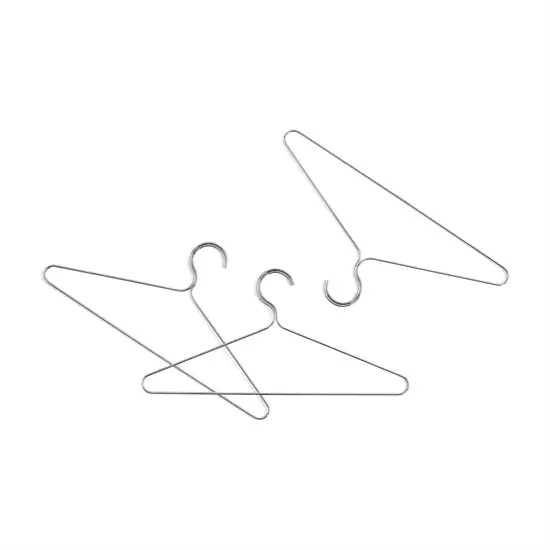 Tre spejlblanke, minimalistiske bøjler i metal, let overlappende på hvid baggrund.