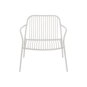 Lounge stol i silkegrå med trådnetdesign, åben ryg og buede armlæn.