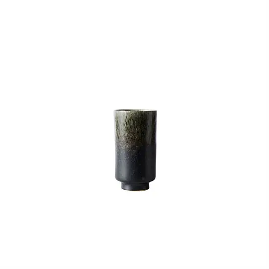 Lille, cylindrisk vase i mørkegrøn med lysere top, på rund sokkel.