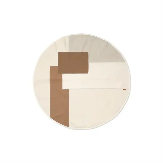 Rundt tæppe med geometrisk design i beige, brun og creme, med rektangulære og kvadratiske former.