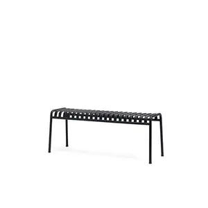 Minimalistisk HAY Palissade bænk med slatted sæde, slanke ben og uden ryglæn i antracit.