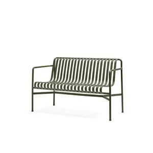Olivengrøn havebænk med slatted sæde, ryglæn og armstøtter på begge sider. Geometrisk design.