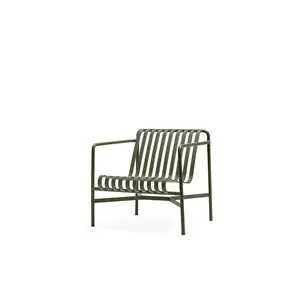 Lav HAY Palissade loungestol i olivengrøn, slatted design, armlæn, lav profil.