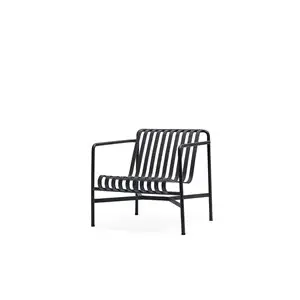 Lav loungestol med slattedesign og armlæn i antracit. Enkel og moderne geometrisk ramme.