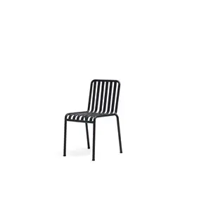 Havestol fra HAY Palissade-serien i antracit, minimalistisk design med lige ben og spredte lameller.