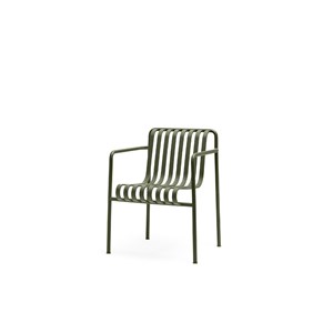 Olivengrøn spisebordsstol med slatted sæde og ryg, minimalistisk design og armlæn.