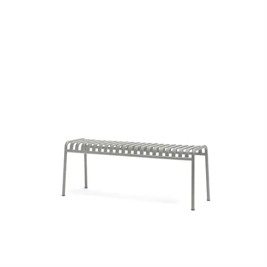 Slank, minimalistisk bænk i lysegrå med slatted sæde og fire lige ben, der giver et moderne udtryk.