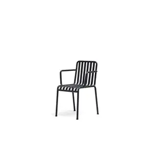 Minimalistisk stol fra HAY Palissade-serien med lodrette lameller og armlæn i en mørk tone.