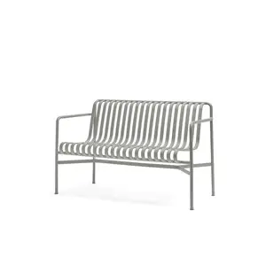 HAY Palissade bænk i lysegrå med minimalistisk design og parallelle lameller på sæde og ryg.