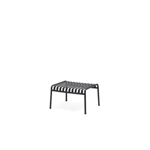Minimalist HAY ottoman i anthracit med slattedesign og fire rørben. Moderne og funktionelt design.