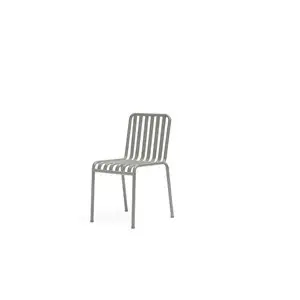 HAY Palissade stol i lysegrå med slatted ryg og sæde, minimalistisk design og fire lige ben.