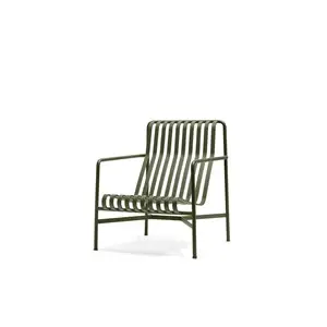 Olivengrøn loungestol med høj ryg, lodrette lameller og lige armlæn. Minimalistisk design.