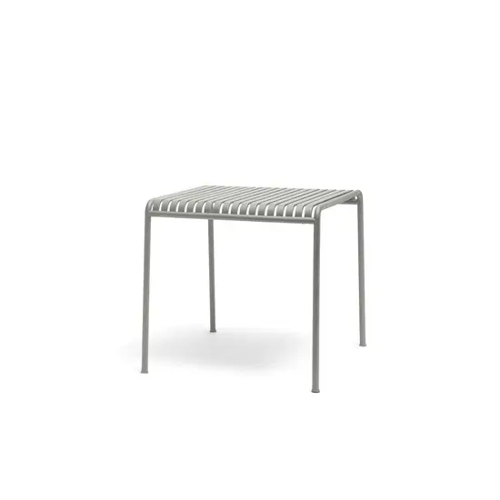 Lille, rektangulært bord med slattedesign og fire slanke ben i lysegrå farve.