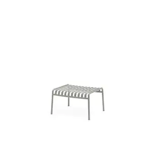 Minimalist ottoman i lysegrå med slattedesign og fire lige ben. Moderne og enkel stil.