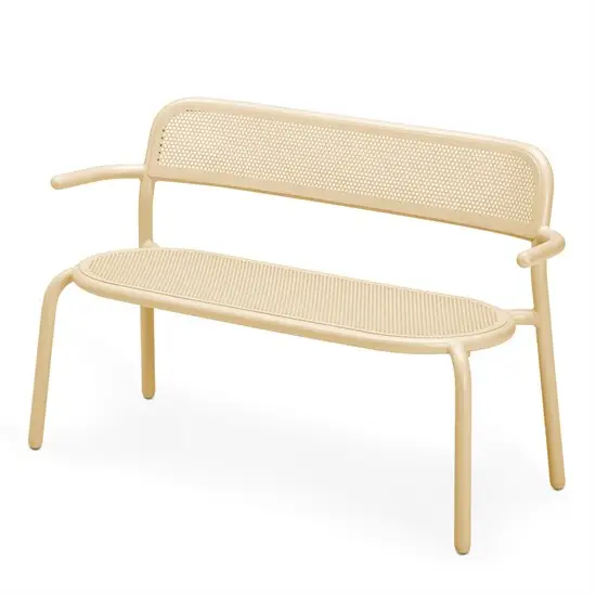 Beige havebænk med buet ryglæn og sæde, perforeret mønster, armlæn, plads til 2-3 personer.