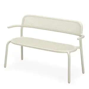 Hvid bænk med perforeret ryg og sæde, buede armlæn og minimalistisk design.