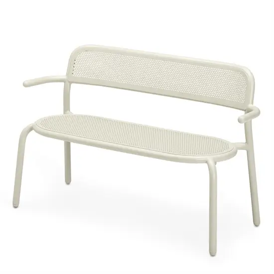 Hvid bænk med perforeret ryg og sæde, buede armlæn og minimalistisk design.