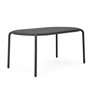 Moderne, ovalt udendørsbord med fire ben i mørk farve. Minimalistisk design, 160 cm langt.