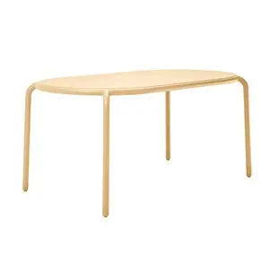 Udendørs bord med oval bordplade, fire buede ben og neutral beige farve.