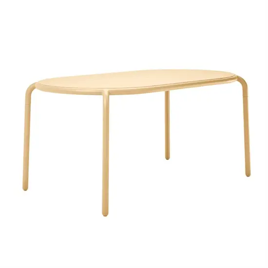 Udendørs bord med oval bordplade, fire buede ben og neutral beige farve.