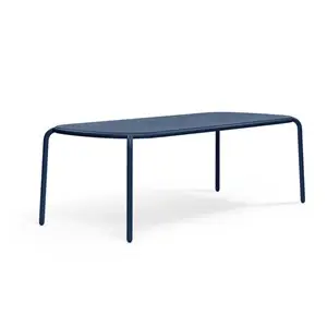 Rektangulært bord i mørkeblå med slanke ben og hul i midten. Moderne design, 220 cm langt.